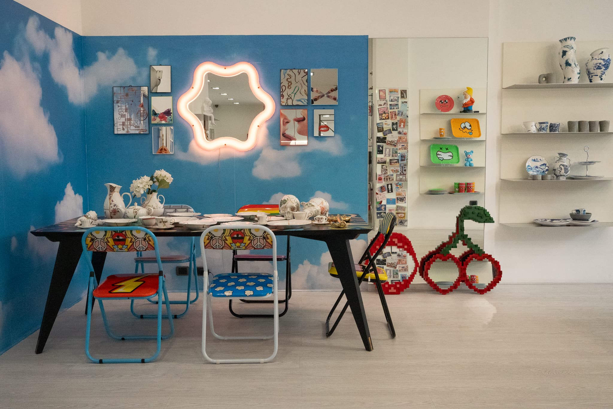 Oggetti di design in esposizione da Profumania